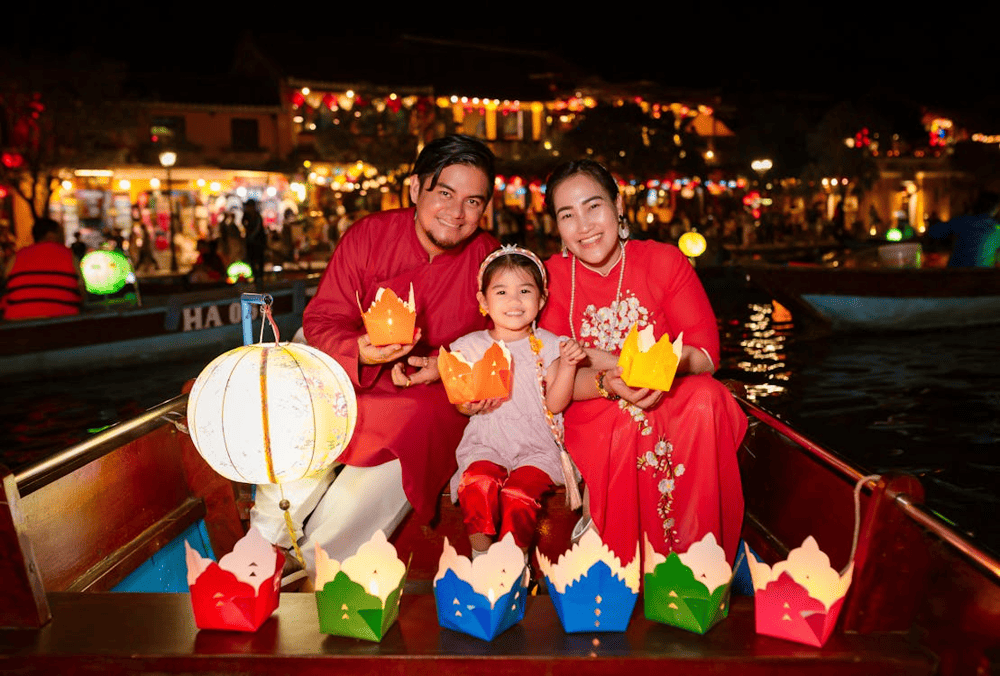 Enjoy a lantern boat for a ride along the Hoai River (Source: Pexels)